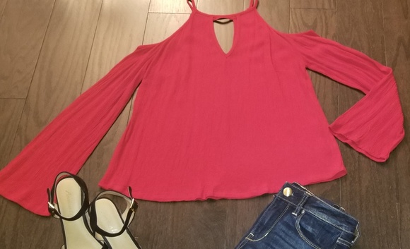 Mossimo Supply Co. Tops - 💖2 for $10💖 Cold shoulder top